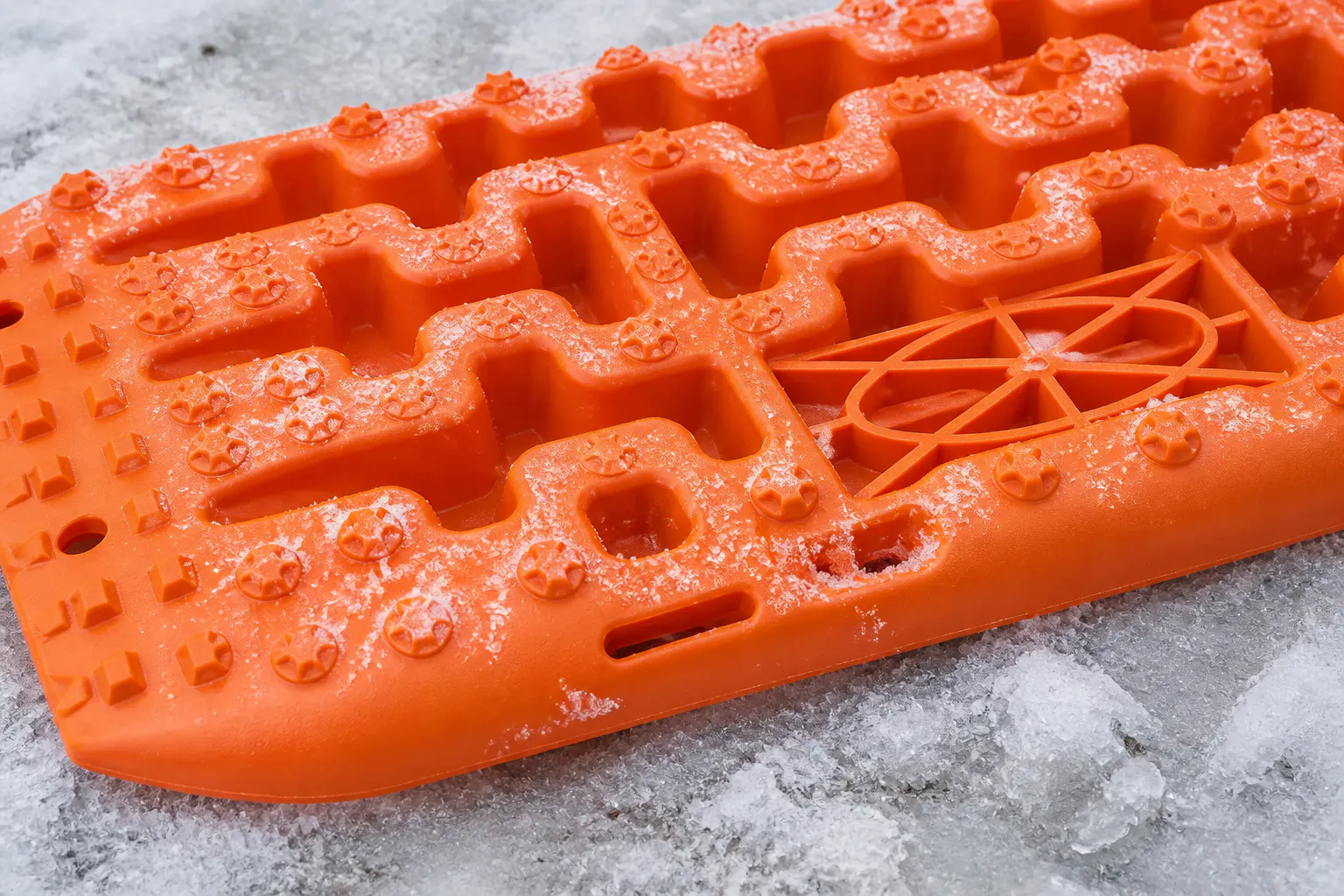 Gros plan macro sur les crampons épaissis d'une planche de traction